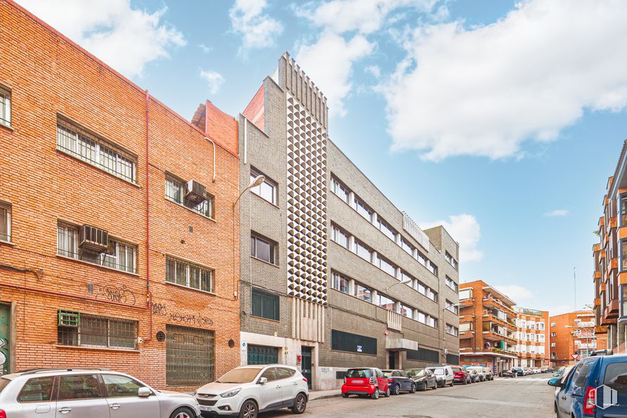 Office for rent at Calle Tórtola, 10, Carabanchel, Madrid, 28019 with car, building, window, automotive parking light, cloud, wheel, tire, sky, vehicle and property around