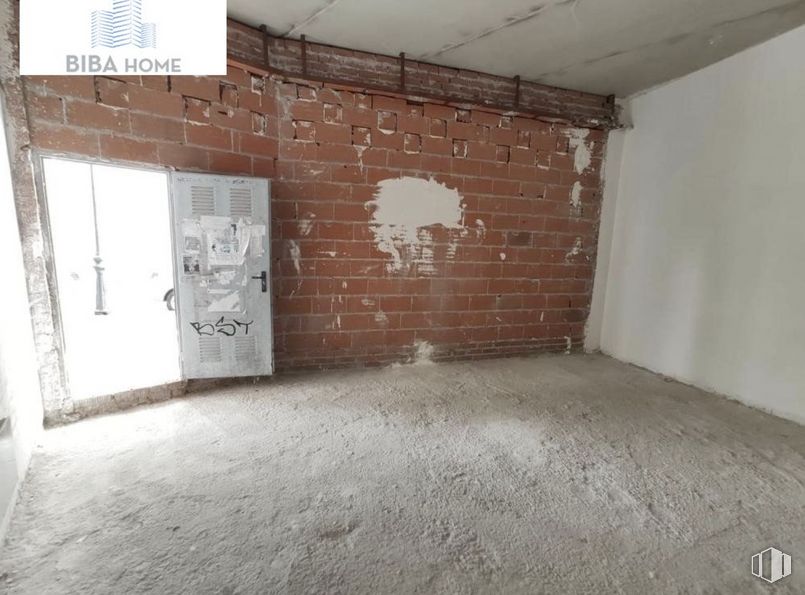 Retail for sale at Zona centro, Bustarviejo, Madrid, 28720 with door, wood, flooring, floor, brickwork, building, concrete, building material, hardwood and ceiling around