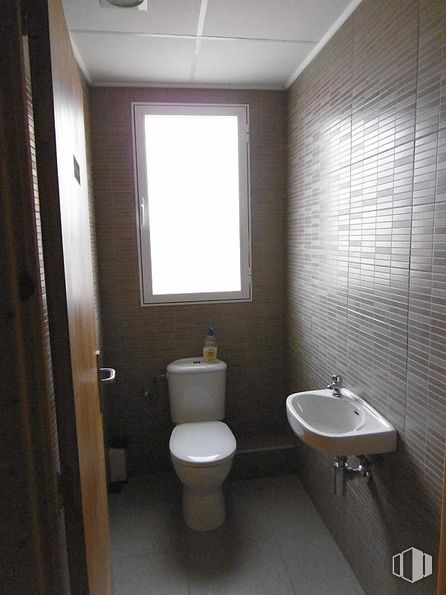 Office for sale at Zona Azucaica - Santa María de Benquerancia, Toledo, 45007 with window, toilet, sink, brown, bathroom sink, plumbing fixture, tap, wood, fixture, interior design and bathroom around