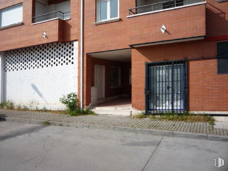 Retail for sale at Calle Ecuador, 2, Cuéllar, Segovia, 40200 with window, door, house, plant, building, fixture, road surface, brickwork, wood and architecture around