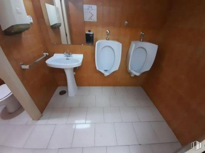 Retail for sale at Calle Galicia, Fuenlabrada, Madrid, 28942 with toilet, sink, brown, plumbing fixture, bathroom sink, bathroom, toilet seat, tap, flooring and floor around