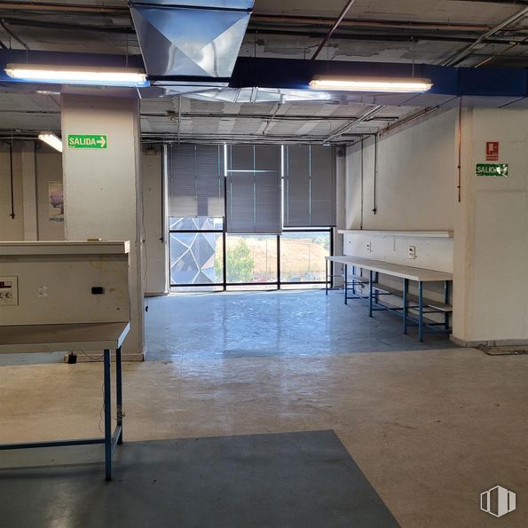 Industrial for sale at Calle María Tubau, Fuencarral - El Pardo, Madrid, 28050 with light fixture, lighting, flooring, floor, ceiling, interior design, composite material, metal, glass and transparency around