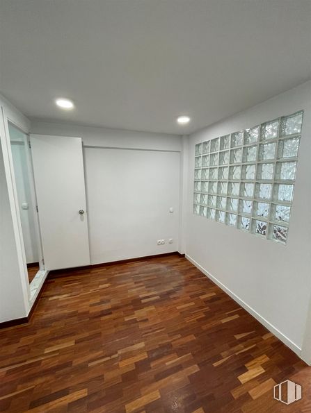 Retail for rent at Barrio del Pilar, Fuencarral - El Pardo, Madrid, 28029 with fixture, wood, door, flooring, floor, window, wood stain, building, laminate flooring and hall around