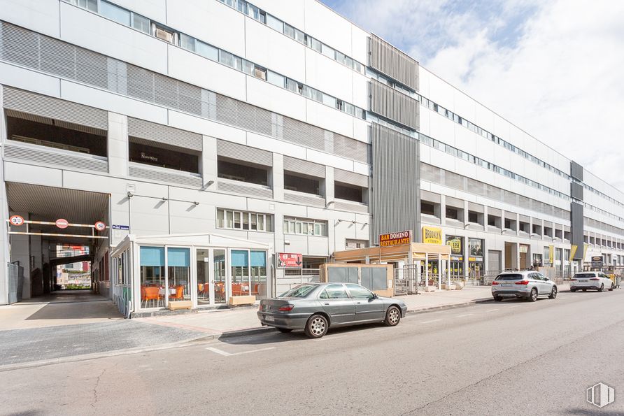 Local en venta en Calle Isabel Colbrand, Fuencarral - El Pardo, Madrid, 28050 con coche, edificio, rueda, vehículo, luz de estacionamiento, cielo, nube, neumático, diseño urbano y condominio alrededor