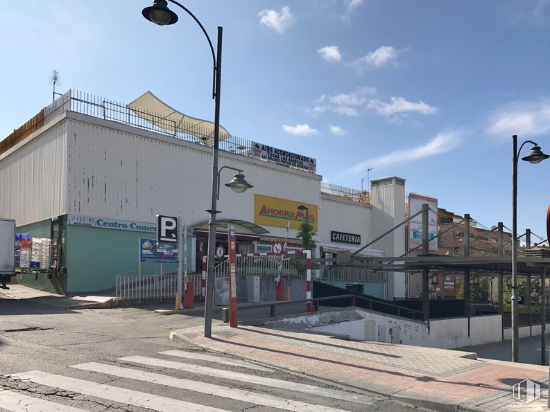 Local en venta en Calle Santa Teresa, Arganda del Rey, Madrid, 28500 con edificio, cielo, nube, luz de la calle, alumbrado, casa, superficie de carretera, área residencial, asfalto y fachada alrededor