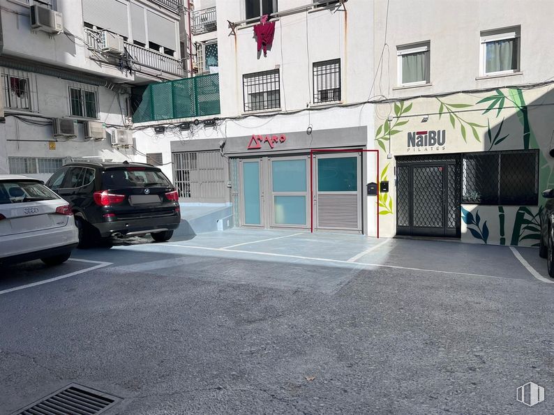 Retail for rent at Calle Cañas, 7, Ciudad Lineal, Madrid, 28016 with car, window, automotive parking light, automotive tail & brake light, family car, mid-size car, subcompact car, compact car, parking and city car around