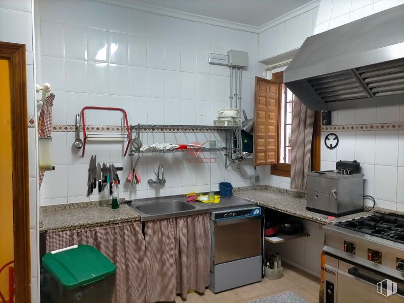 Local en venta en Centro, Huete, Cuenca, 16540 con aparato de cocina, estufa de gas, electrodoméstico, encimera, cocina, electrodoméstico, cocina, suelos, ebanistería y mueble alrededor