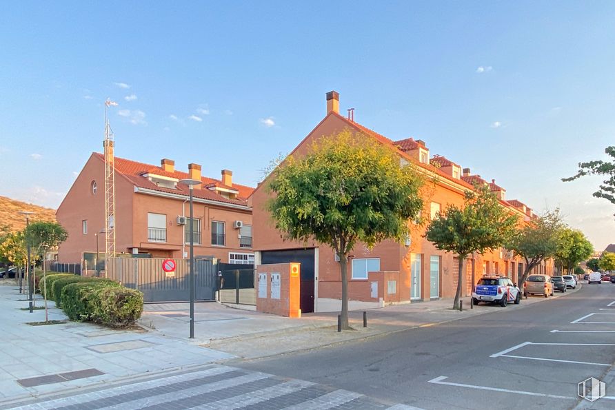 Local en venta en Calle Cuba, 38, San Martín de la Vega, Madrid, 28330 con edificio, cielo, planta, nube, ventana, superficie de la carretera, casa, coche, árbol y asfalto alrededor