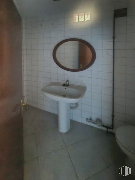 Retail for sale at Zona Santa María de Benquerencia, Toledo, 45007 with toilet, mirror, sink, tap, plumbing fixture, property, bathroom sink, bathroom, purple and wood around