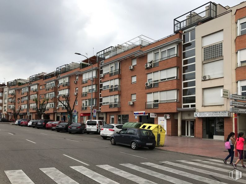 Retail for sale at Avenida España, 68, San Sebastián de los Reyes, Madrid, 28700 with person, car, building, cloud, sky, wheel, window, vehicle, infrastructure and tire around