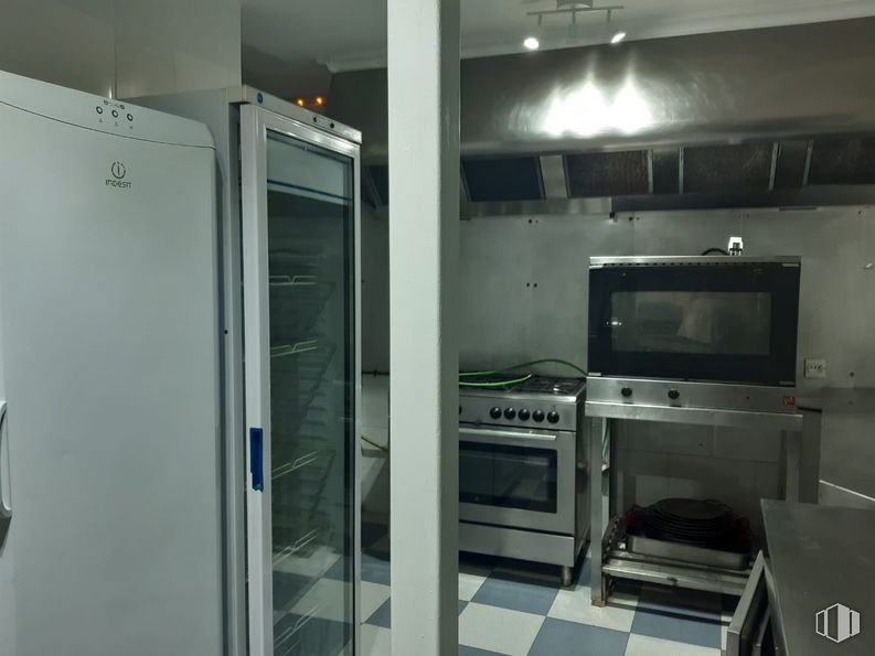 Retail for sale & for rent at Calle Mesones, 11, Robledo de Chavela, Madrid, 28294 with microwave oven, kitchen appliance, refrigerator, oven, home appliance, major appliance, building, countertop, gas and kitchen stove around