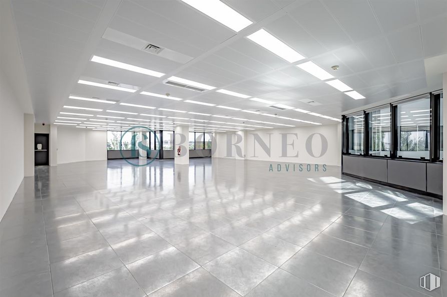 Oficina en alquiler en Edificio Egeo, Avenida Partenón, 4-6 , Barajas, Madrid, 28042 con lámpara, alumbrado, accesorio, suelo, suelos, hall, suelo de baldosas, edificio, techo y vidrio alrededor