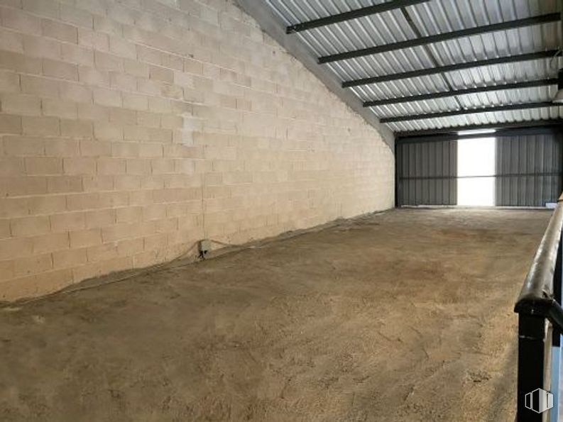 Industrial for sale at Calle Príncipe de Asturias, Villarejo de Salvanés, Madrid, 28590 with wood, floor, composite material, flooring, tints and shades, concrete, beam, building material, ceiling and soil around