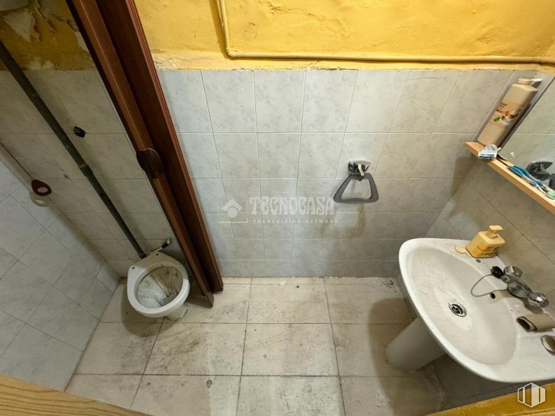 Local en venta en Calle Arroyo del Olivar, Puente de Vallecas, Madrid, 28018 con inodoro, fregadero, accesorios de fontanería, grifo, lavabo, cuarto de baño, madera, amarillo, interiorismo y suelo alrededor