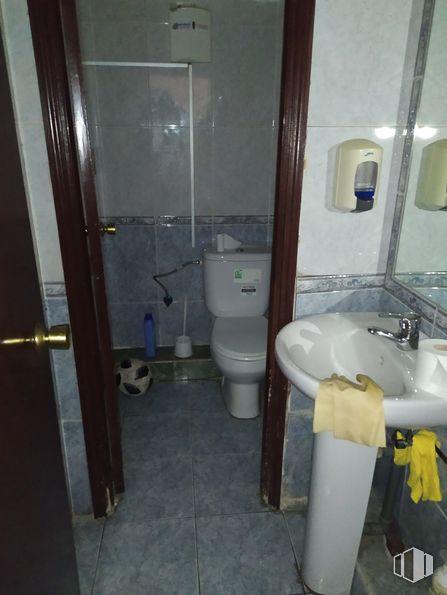 Local en alquiler en Zona Barrio del Pilar, Fuencarral - El Pardo, Madrid, 28029 con inodoro, fregadero, accesorio de fontanería, asiento de inodoro, baño, morado, espejo, accesorio, edificio y grifo alrededor