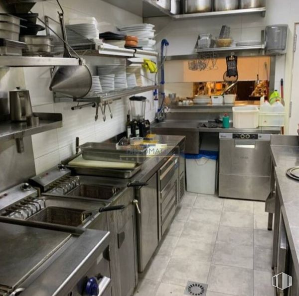 Retail for rent at Calle Príncipe de Vergara, Chamartín, Madrid, 28002 with countertop, kitchen sink, sink, kitchen stove, kitchen appliance, gas stove, kitchen, home appliance, cabinetry and cooktop around