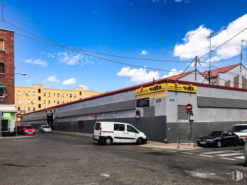 Retail for rent at Calle San Patricio, 1, Carabanchel, Madrid, 28019 with car, building, van, cloud, automotive parking light, sky, land vehicle, property, wheel and vehicle around