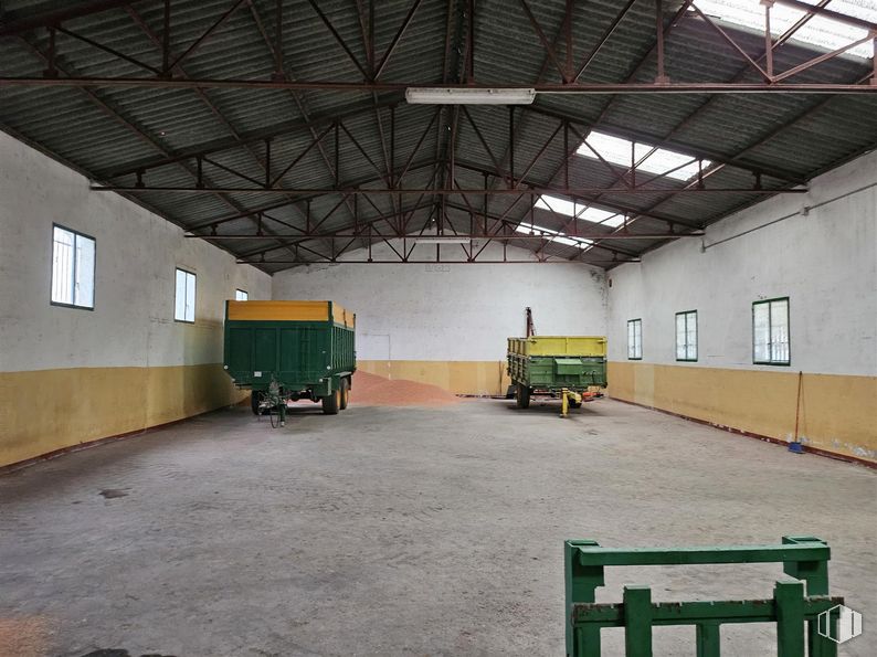 Industrial for sale & for rent at Centro Urbano, Carranque, Toledo, 45216 with tire, wheel, vehicle, motor vehicle, architecture, asphalt, wood, shade, automotive tire and floor around