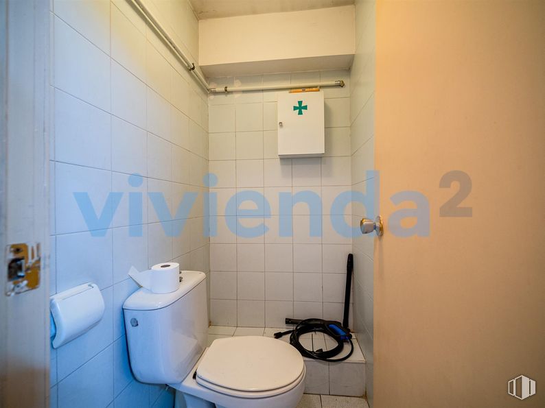 Local en venta en Paseo Virgen del Puerto, Arganzuela, Madrid, 28005 con inodoro, papel higienico, accesorios de fontanería, asiento del inodoro, suelo, fontanería, cuarto de baño, fregadero, grifo y lavabo alrededor