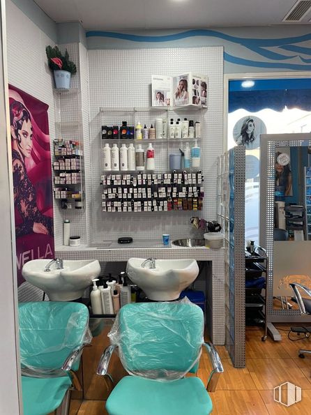 Retail for sale at Calle Fragua, Ontígola, Toledo, 45340 with chair, sink, interior design, beauty salon, personal care, cosmetics, makeover, design, barber chair and personal grooming around