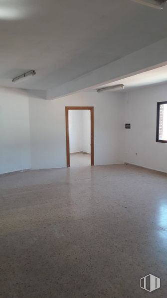 Nave en alquiler en Calle Fresnedillas, 4, Alcorcón, Madrid, 28925 con alumbrado, ventana, accesorio, madera, piso, suelo, techo, sombra, edificio y madera alrededor