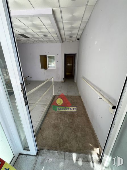 Local en venta en Zona Villayuventus - Renfe, Parla, Madrid, 28980 con accesorio, ventana, edificio, puerta, casa, suelos, interiorismo, suelo, techo y simetría alrededor