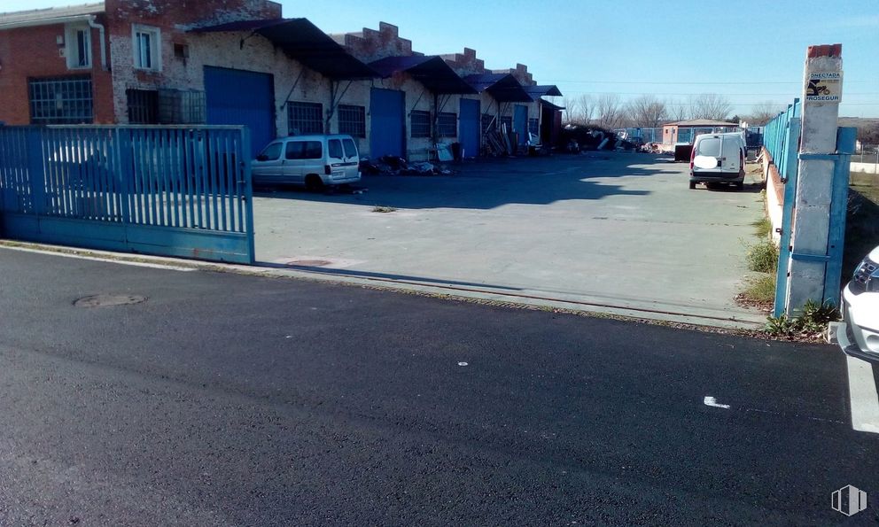 Nave en alquiler y venta en Calle Ronda de la Fuente, Paracuellos de Jarama, Madrid, 28860 con coche, cielo, neumático, edificio, rueda, vehículo, vehículo motorizado, azul, superficie de carretera y ventana alrededor