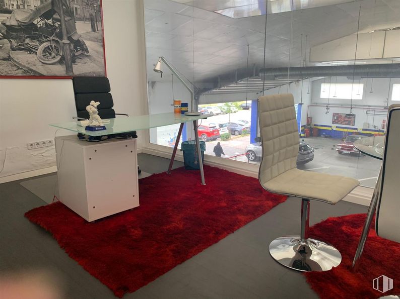 Nave en alquiler y venta en Calle Constitución, 84, Fuenlabrada, Madrid, 28946 con silla, mesa, mueble, interiorismo, ebanistería, suelos, suelo, escritorio, pared y diseño automovilístico alrededor