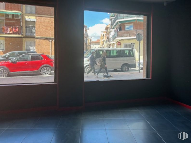 Local en alquiler en Centro urbano, Getafe, Madrid, 28901 con rueda, coche, persona, ventana, neumático, luz de estacionamiento, vehículo, luces traseras y de freno, vehículo de motor y edificio alrededor