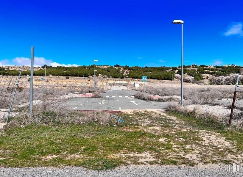 Land for sale at Travesía Manzana, La Serrada, Ávila, 05192 with street light, sky, land lot, asphalt, road surface, plant, grass, plain, tree and road around