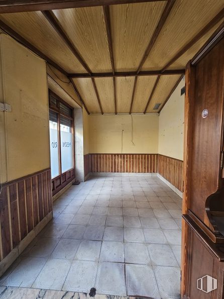 Retail for rent at Calle Donoso Cortés, Chamberí, Madrid, 28015 with wood, hall, flooring, building, floor, hardwood, house, ceiling, symmetry and beam around