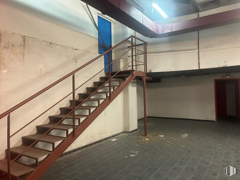 Nave en venta en Edificio Indubuilding Goico, Calle Vía de los Poblados, 17, Hortaleza, Madrid, 28033 con escaleras, suelos, pasamanos, suelo, metal, tinte para madera, hierro, material de construcción, madera dura y iluminación natural alrededor