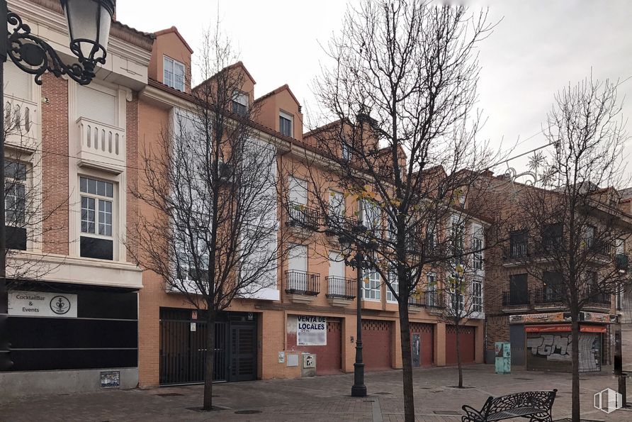 Retail for sale at Calle Plaza, 7, Fuenlabrada, Madrid, 28944 with window, bench, building, sky, daytime, plant, cloud, tree, urban design and brick around