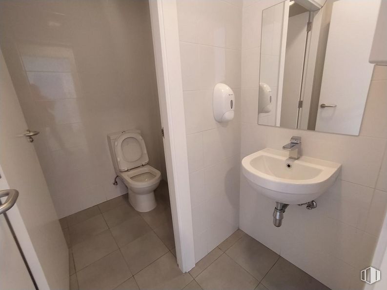 Retail for rent at Avenida Portugal, Ávila, 05001 with toilet, sink, mirror, plumbing fixture, property, bathroom sink, tap, bathroom, purple and fixture around