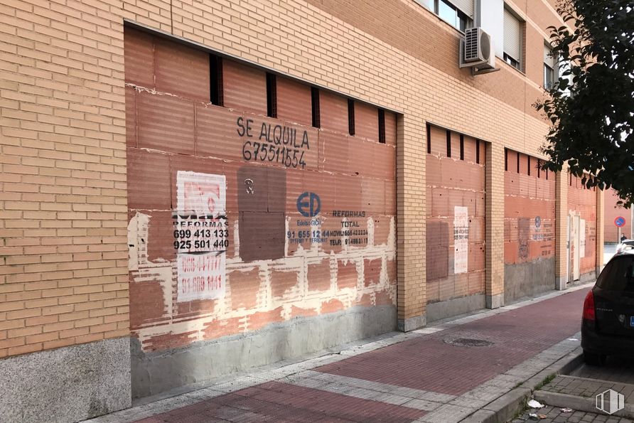 Retail for rent at Calle Fuente Vieja, 2, Parla, Madrid, 28980 with car, building, window, brick, brickwork, road surface, wood, automotive lighting, sidewalk and vehicle around