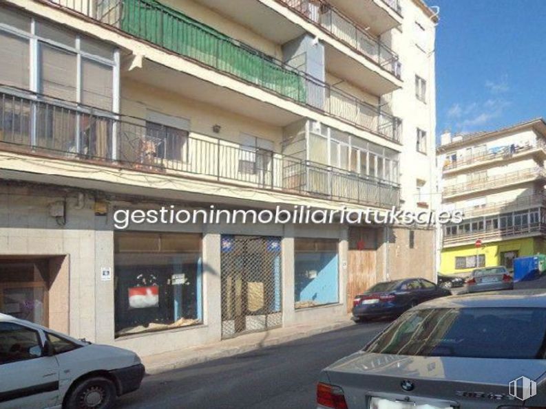 Retail for sale at Calle Virgen de las Angustias, Ávila, 05005 with car, building, automotive parking light, land vehicle, tire, vehicle, property, wheel, automotive tail & brake light and window around