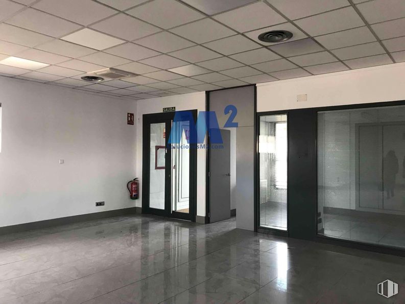 Local en venta en Zona Alcobendas, Alcobendas, Madrid, 28100 con lámpara, suelo, vidrio, transparencia y aluminio alrededor