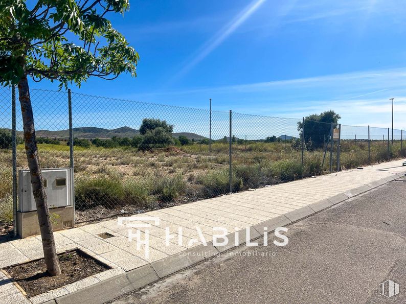 Land for sale at Núcleo residencial , Nambroca, Toledo, 45190 with cloud, sky, plant, infrastructure, road surface, tree, land lot, asphalt, landscape and grass around