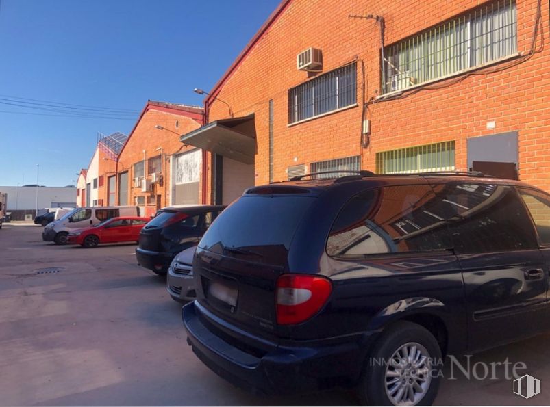 Nave en venta en Polígono Los Nogales, Algete, Madrid, 28119 con coche, rueda, neumático, ventana, cielo, luces traseras y de freno, vehículo terrestre, vehículo, matrícula del vehículo y iluminación del automóvil alrededor