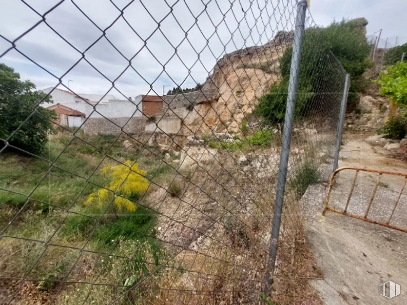 Land for sale at Travesía Castillejo, 15, Los Santos de la Humosa, Madrid, 28817 with house, plant, plant community, sky, land lot, mesh, fence, wire fencing, slope and landscape around