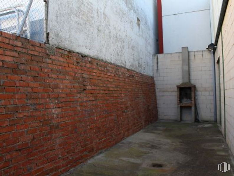 Industrial for sale & for rent at Calle Príncipe de Asturias, Villarejo de Salvanés, Madrid, 28590 with brickwork, brick, fixture, road surface, building material, composite material, facade, concrete, road and symmetry around