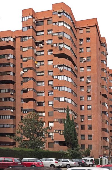 Retail for sale & for rent at Calle Pedro Rico, 31, Fuencarral - El Pardo, Madrid, 28029 with building, car, daytime, property, window, wheel, infrastructure, tower block, skyscraper and vehicle around