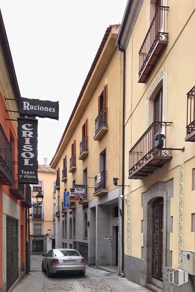 Oficina en alquiler en Zona Centro, Ávila, 05001 con edificio, ventana, tiempo de día, propiedad, planta, cielo, vecindario, línea, pared y tipografía alrededor