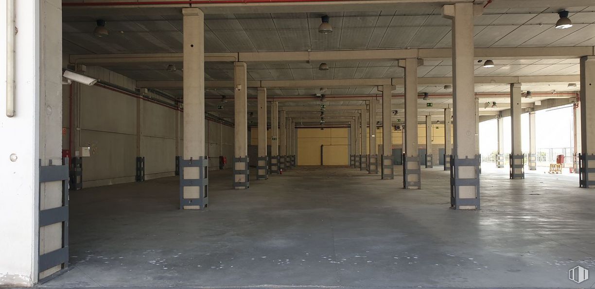 Industrial for sale at Paseo Tren Talgo, Las Rozas de Madrid, Madrid, 28290 with fixture, hall, floor, wood, flooring, composite material, building material, gas, symmetry and ceiling around