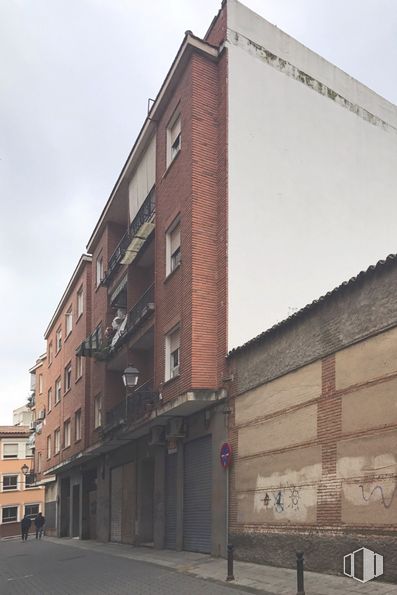 Retail for sale at Calle Úbedas, 22, Talavera de la Reina, Toledo, 45600 with building, sky, window, fixture, urban design, brick, building material, neighbourhood, wall and street light around