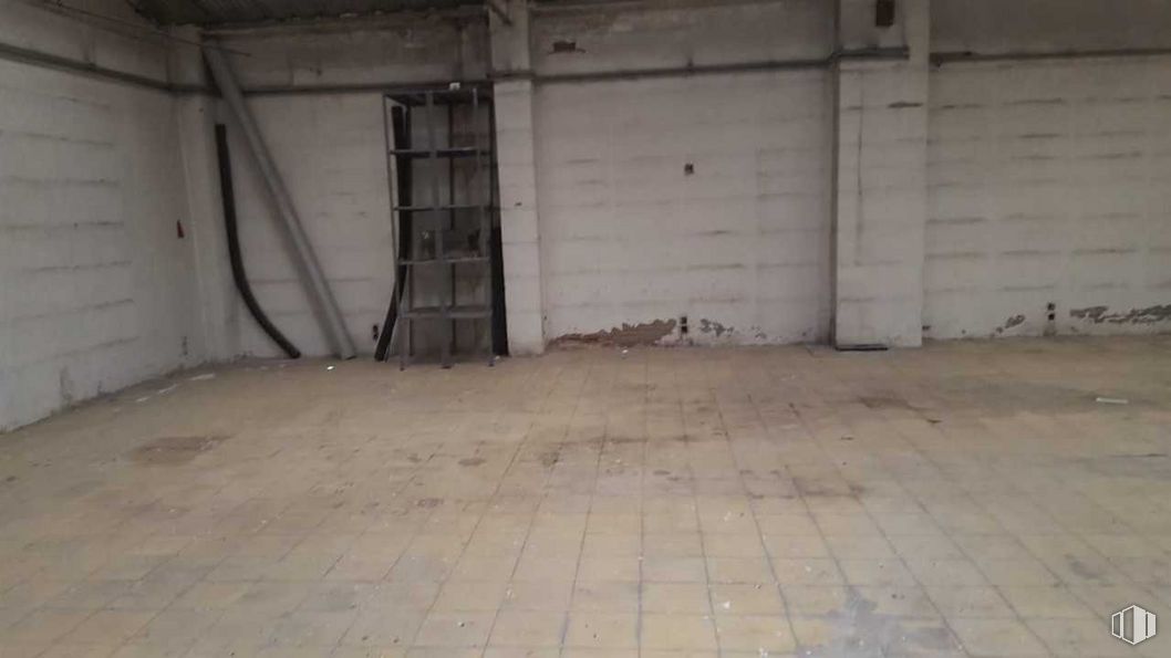 Local en alquiler y venta en Calle Prudencio Álvaro, Ciudad Lineal, Madrid, 28027 con escalera, madera, suelo, piso, superficie de carretera, madera, material compuesto, edificio, casa y material de construcción alrededor