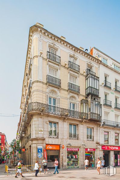 Office for sale at Calle Espoz y Mina, Centro, Madrid, 28012 with person, urban area, facade, neighbourhood, town, mixed-use, apartment, commercial building, condominium and balcony around