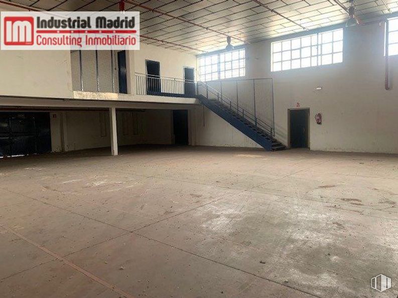 Nave en venta en Zona industrial, Coslada, Madrid, 28820 con ventana, suelo, hall, suelos, pabellón, tintes y matices, madera, edificio, material compuesto y sombra alrededor