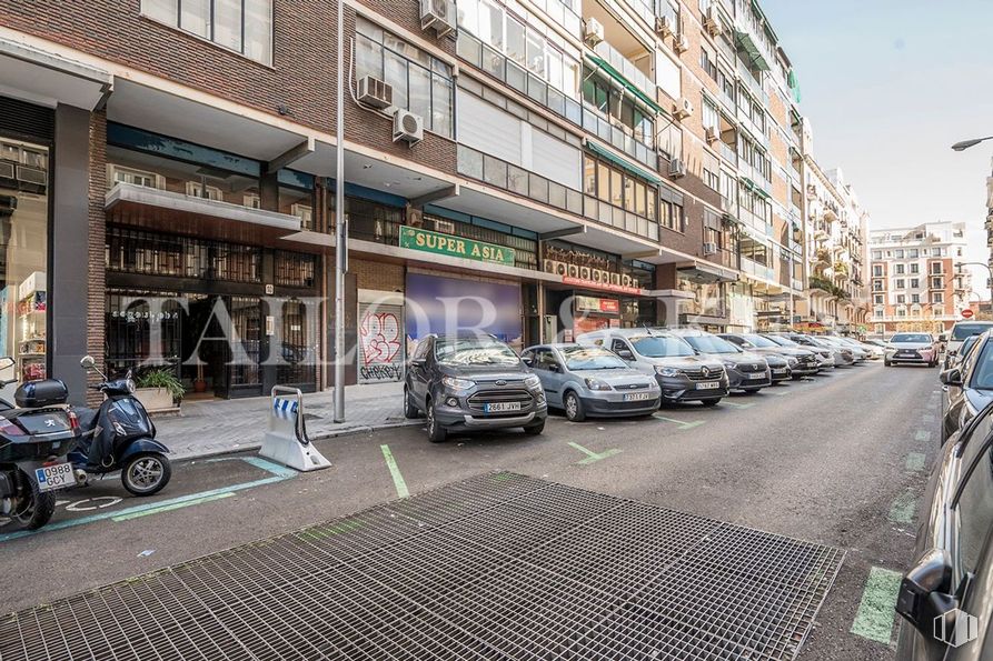 Local en alquiler y venta en Zona Centro, Chamberí, Madrid, 28010 con coche, motocicleta, edificio, vehículo terrestre, vehículo, modo de transporte, vehículo de motor, neumático, rueda y iluminación del automóvil alrededor