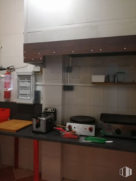 Retail for sale at Calle Cardoso, 1, Torrejón de Ardoz, Madrid, 28850 with home appliance, table, kitchen appliance, kitchen, kitchen stove, countertop, cabinetry, gas stove, cooktop and wood around